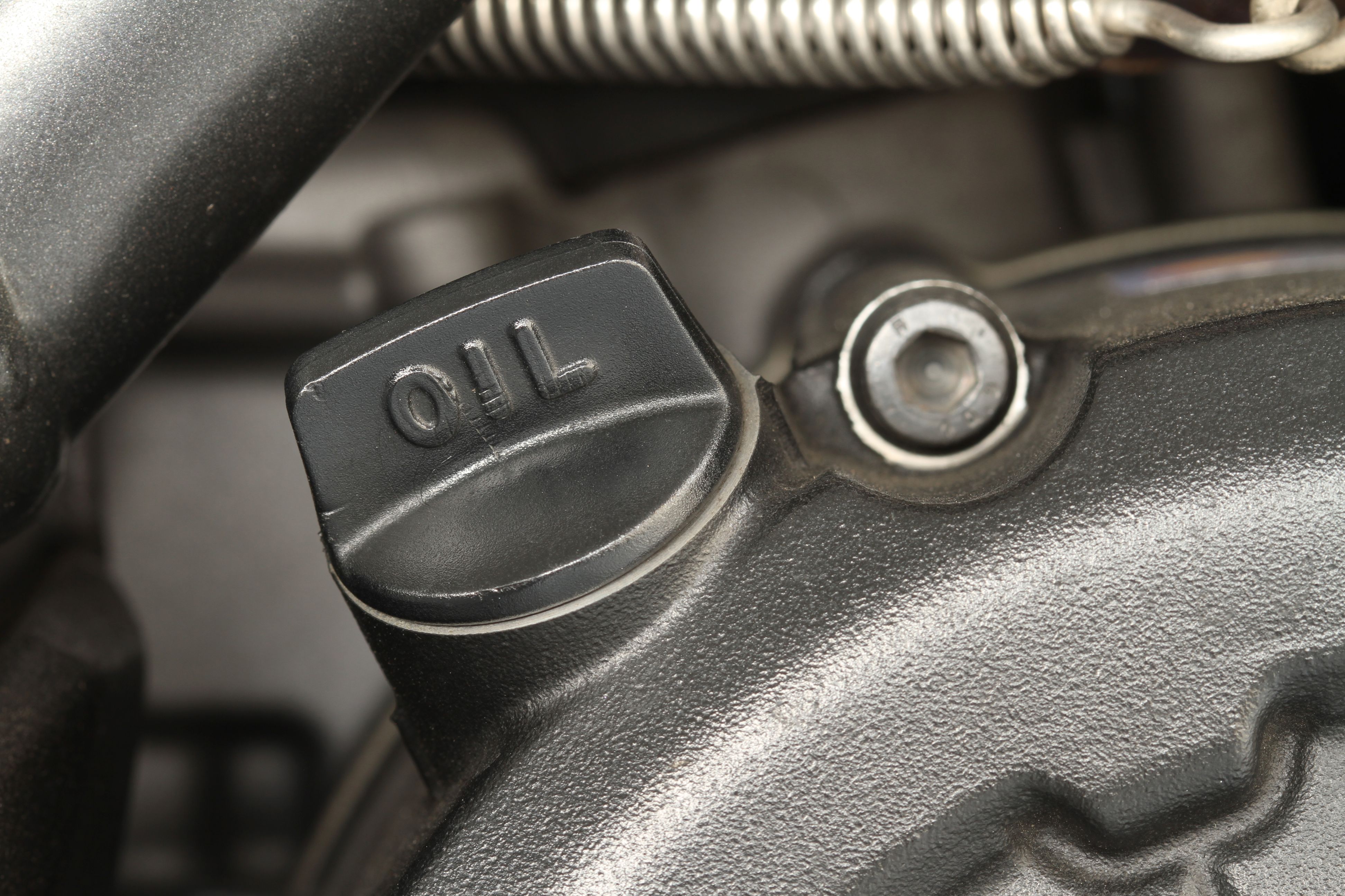 Bahaya yang Mengintai Ketika Motor Manual Menggunakan Oli Motor Metik