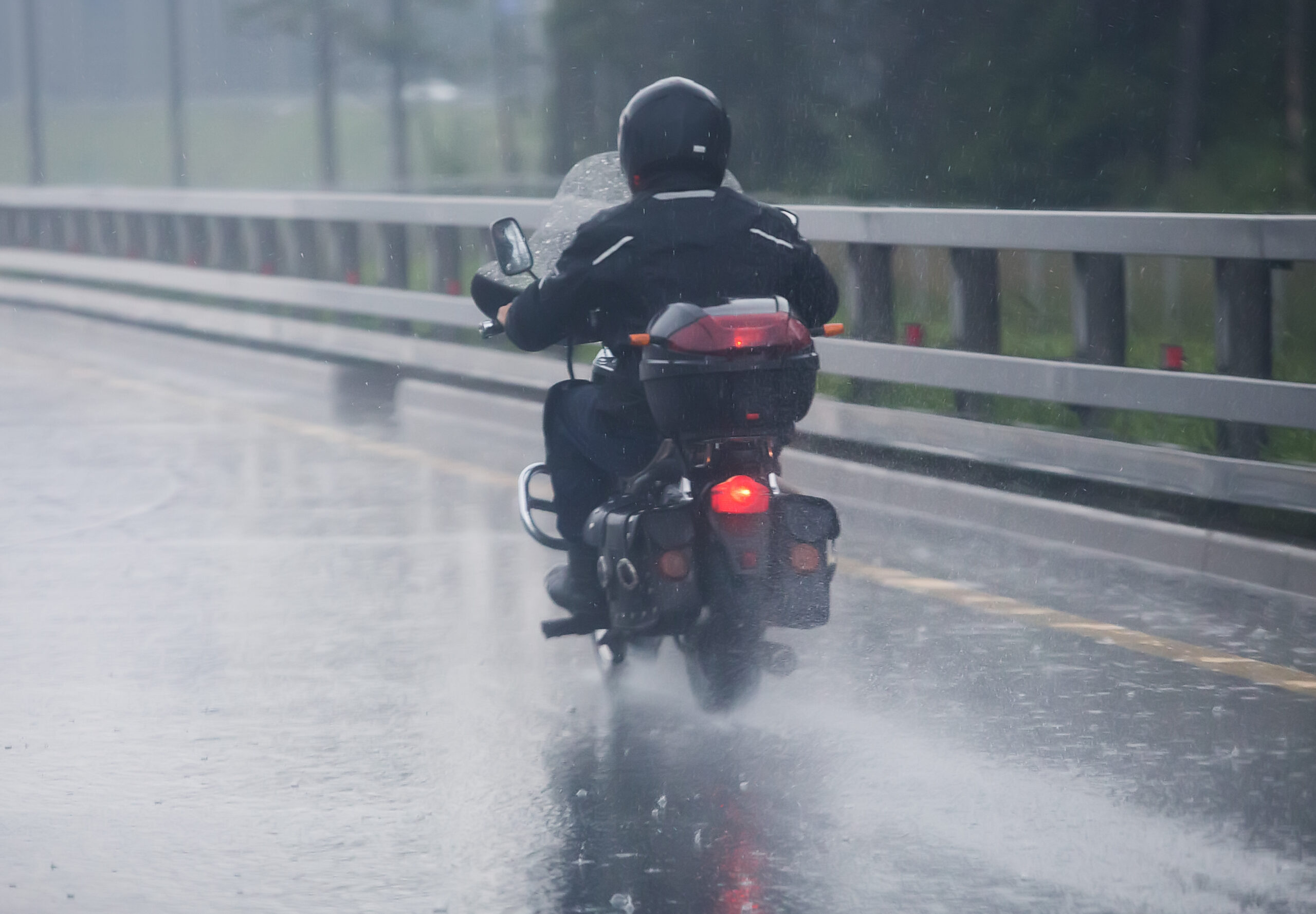 Tips Berkendara Motor saat Hujan Deras dan Angin Kencang