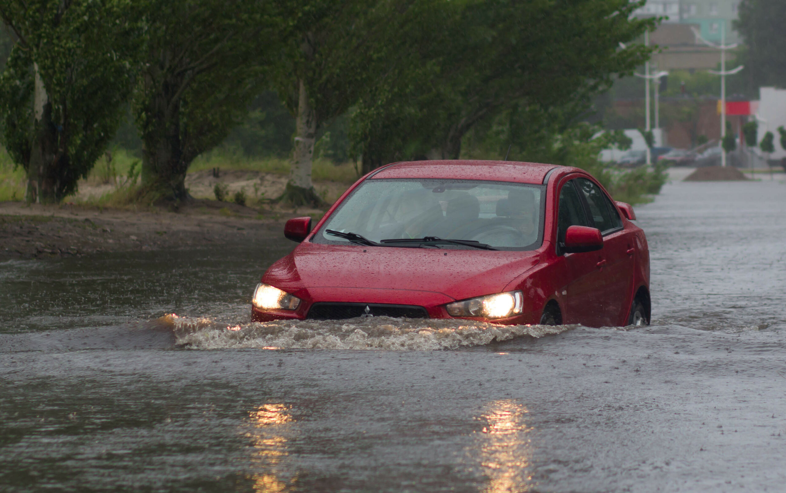 Tips Melewati Banjir Bagi Mobil Manual