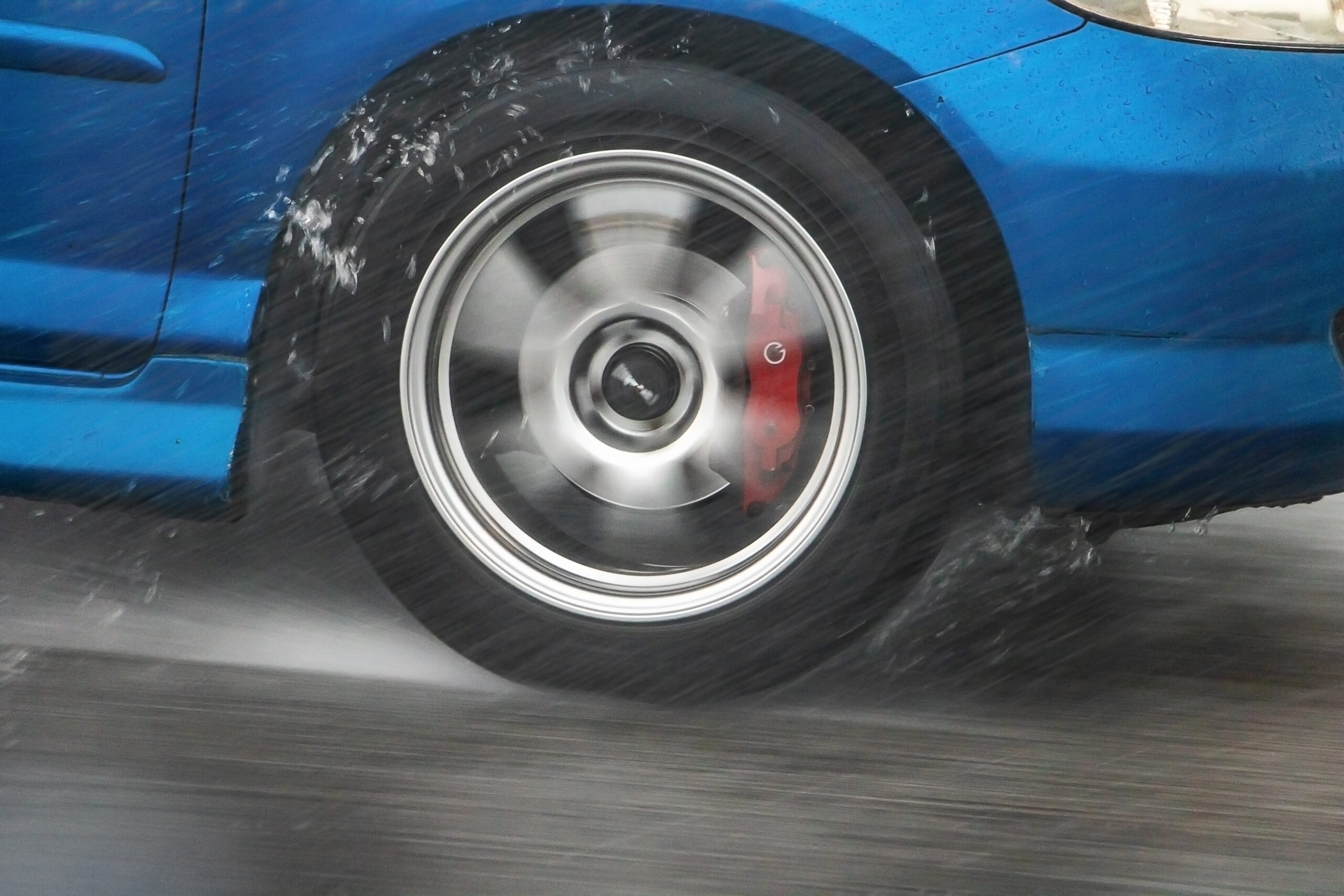 Mengenal Aquaplaning dan Penyebabnya